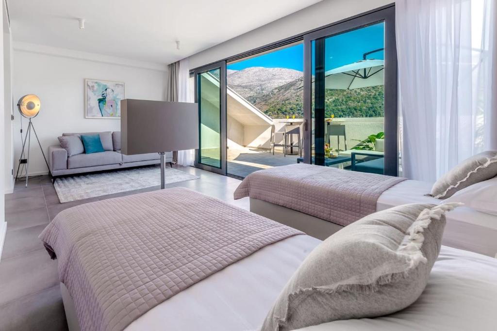 Seafront Villa with Modern Interior photo 2