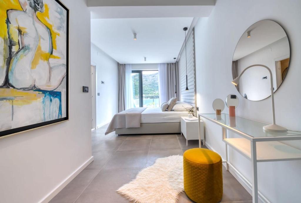 Seafront Villa with Modern Interior photo 3