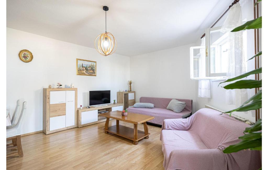 Three-Bedroom Apartment In Podstrana photo 2