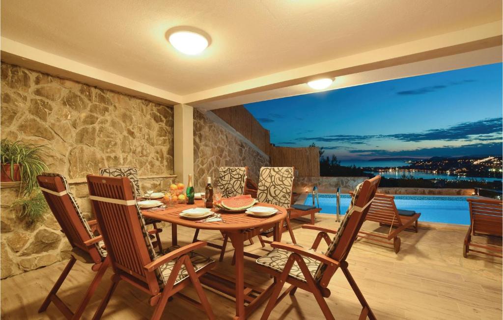 Three-Bedroom Apartment In Podstrana photo 3