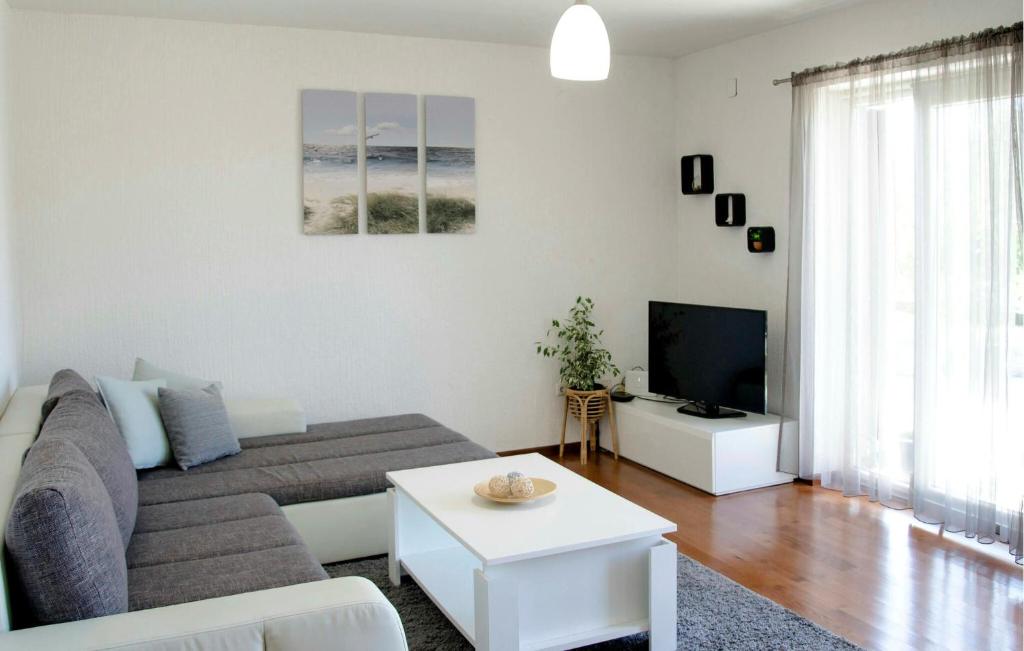 Cozy Apartment In Smrika With Kitchen photo 3