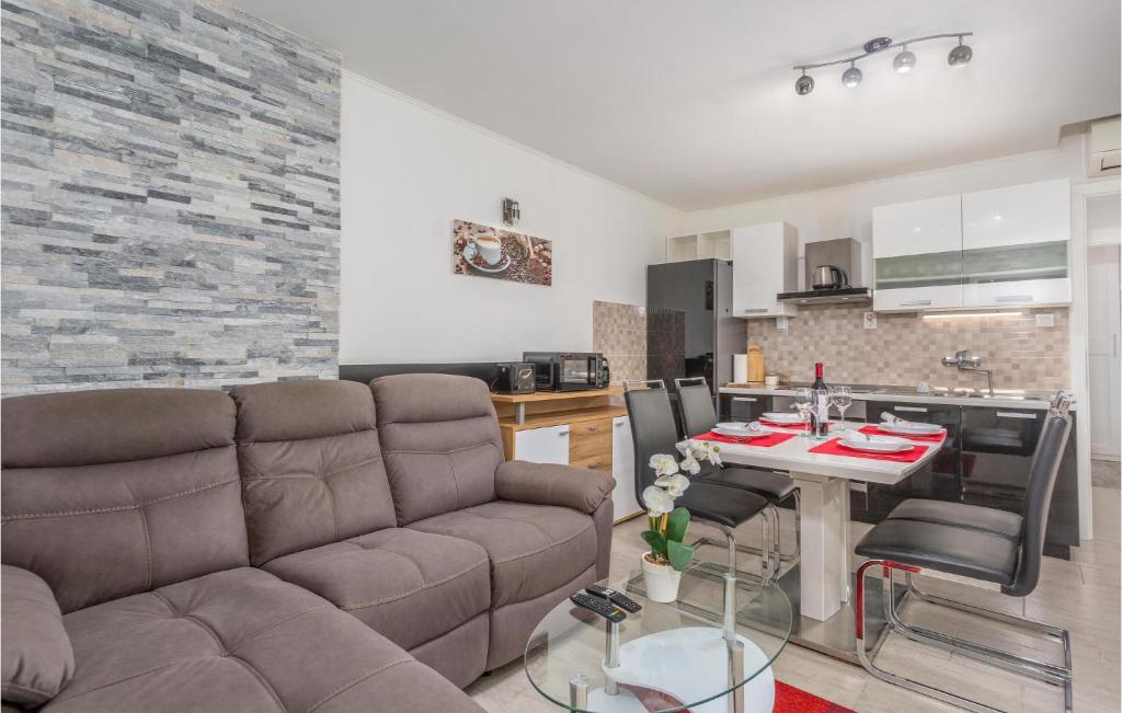 2 Bedroom Stunning Apartment In Rijeka photo 3