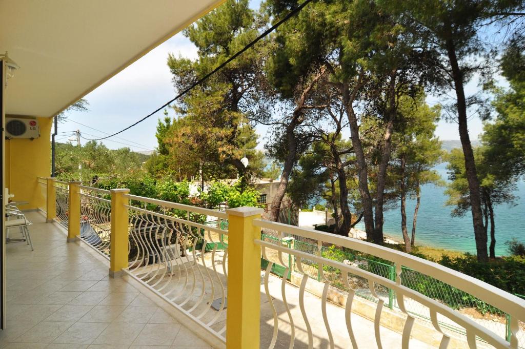 Spacious 100m2 apt w big terrace & great sea view — photo 1