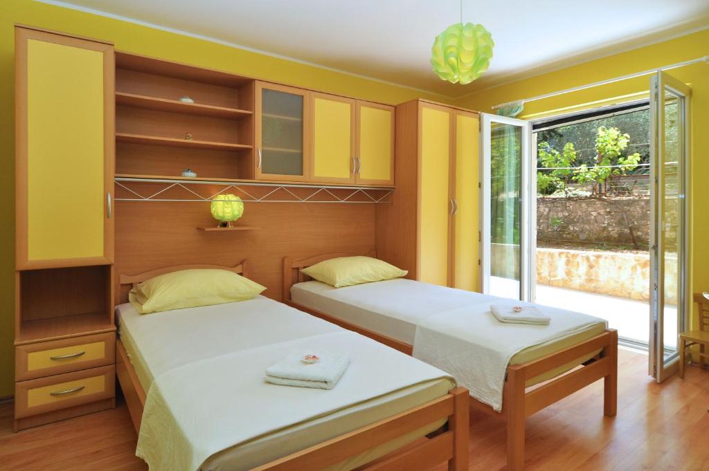 Spacious 100m2 apt w big terrace & great sea view photo 2