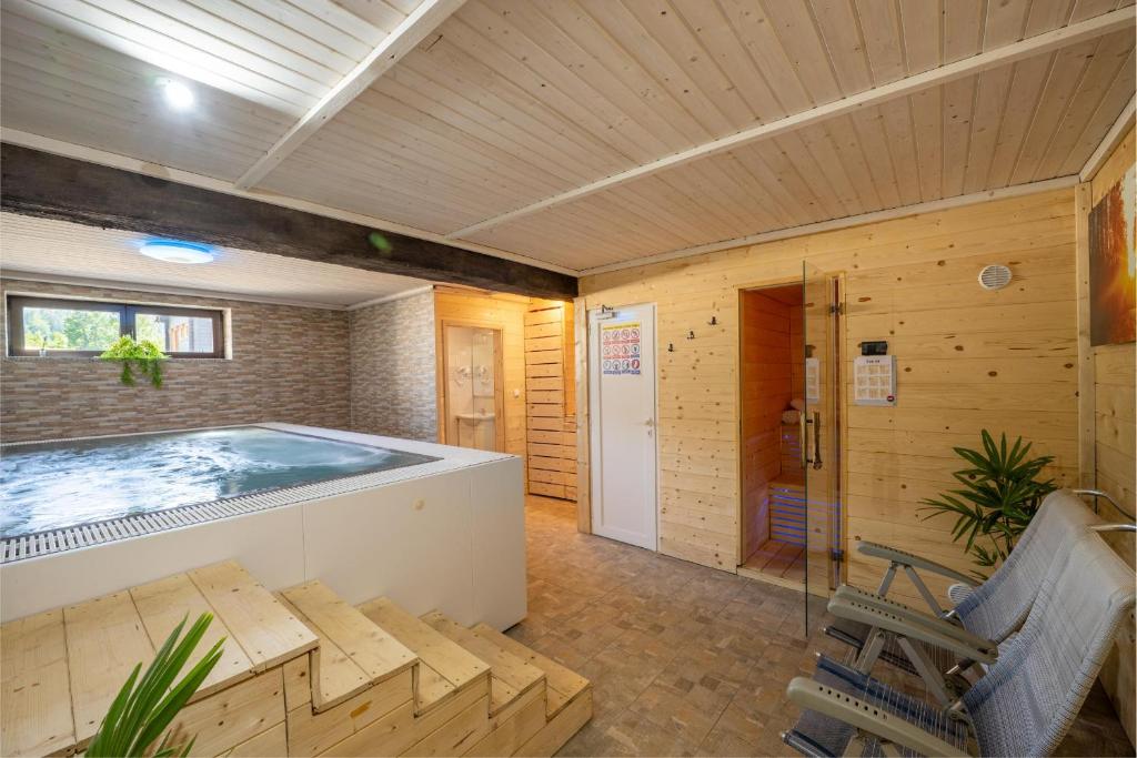 Mountain Escape house with indoor pool photo 2
