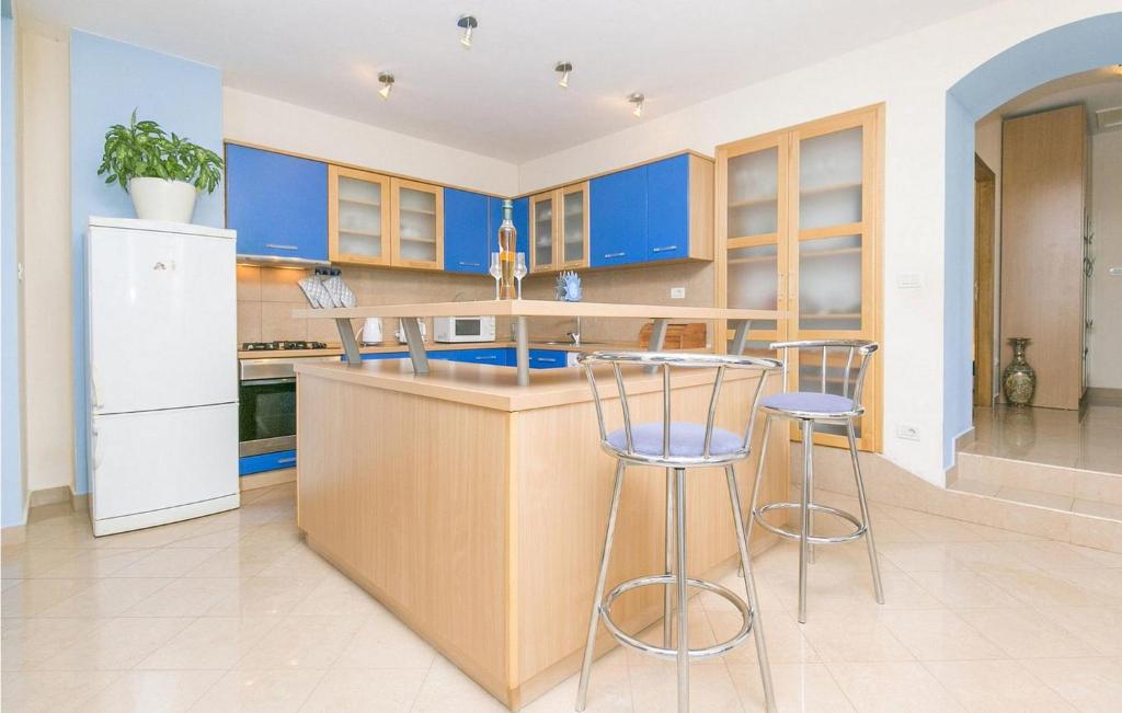 4 Bedroom Amazing Apartment In Labin photo 2