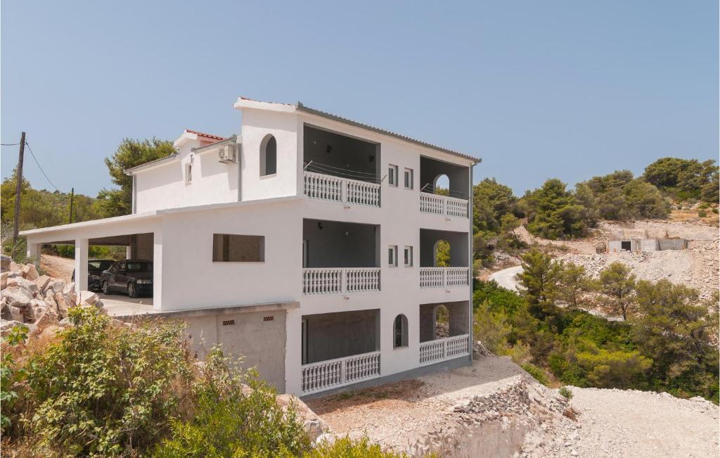 Gorgeous Apartment In Supetar-Splitska photo 3