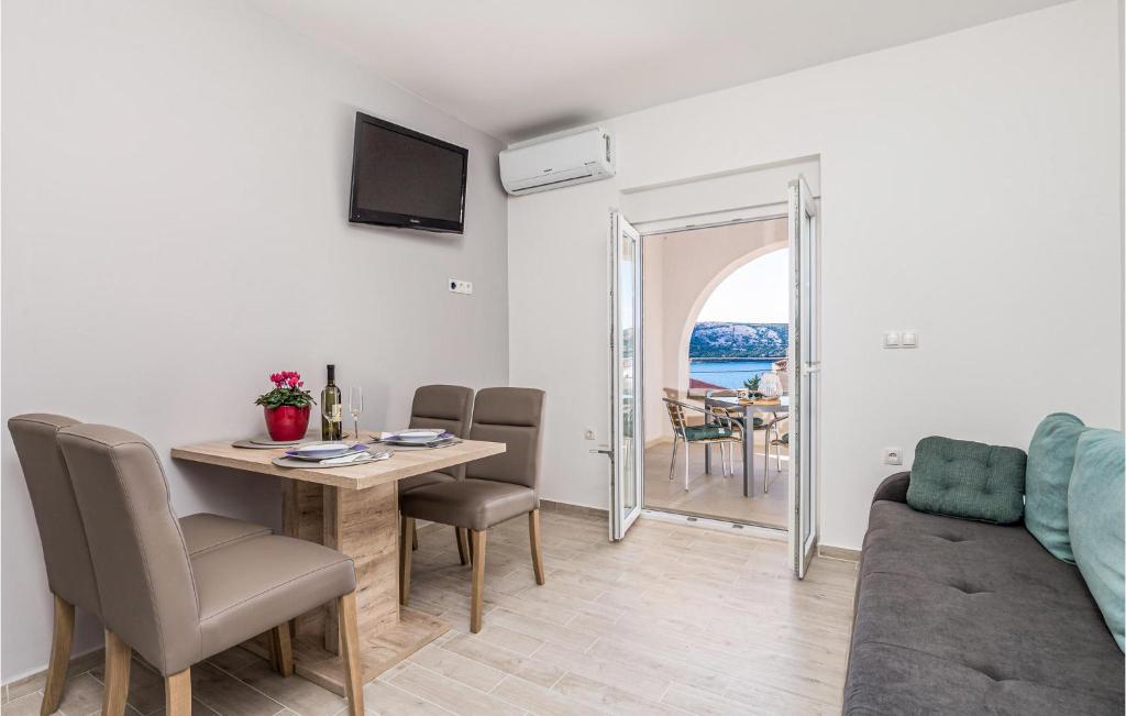 Gorgeous Apartment In Stara Novalja photo 3