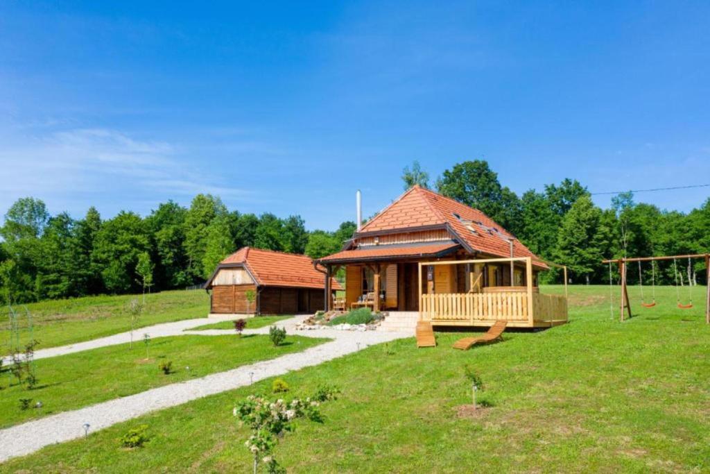 Chalet Markoci With Hot Tub - Happy Rentals — photo 1