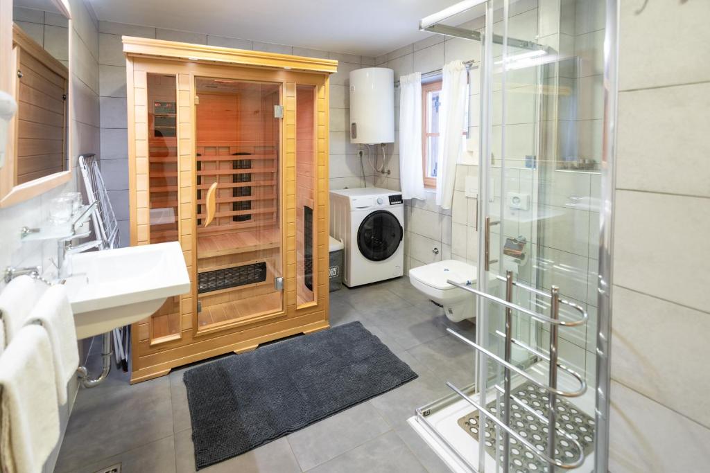 Chalet Markoci With Hot Tub - Happy Rentals photo 3