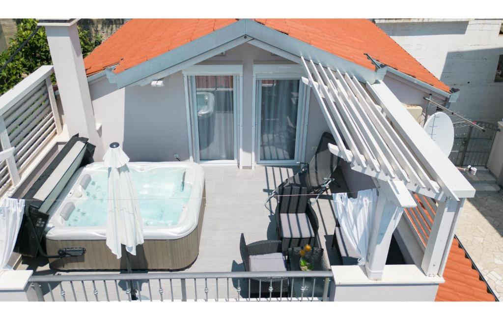 Three-Bedroom Holiday Home In Suhi Potok photo 2