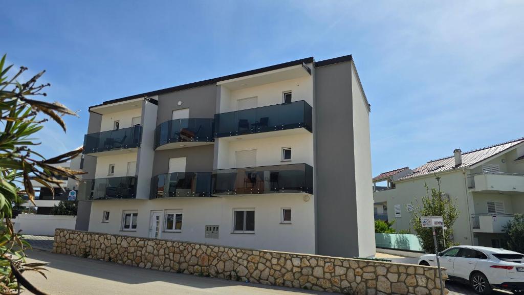 THREE FLOOR Deluxe Pool Apartments photo 2