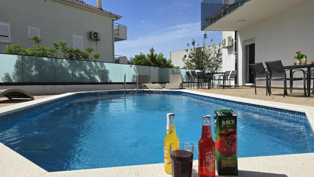 THREE FLOOR Deluxe Pool Apartments photo 3