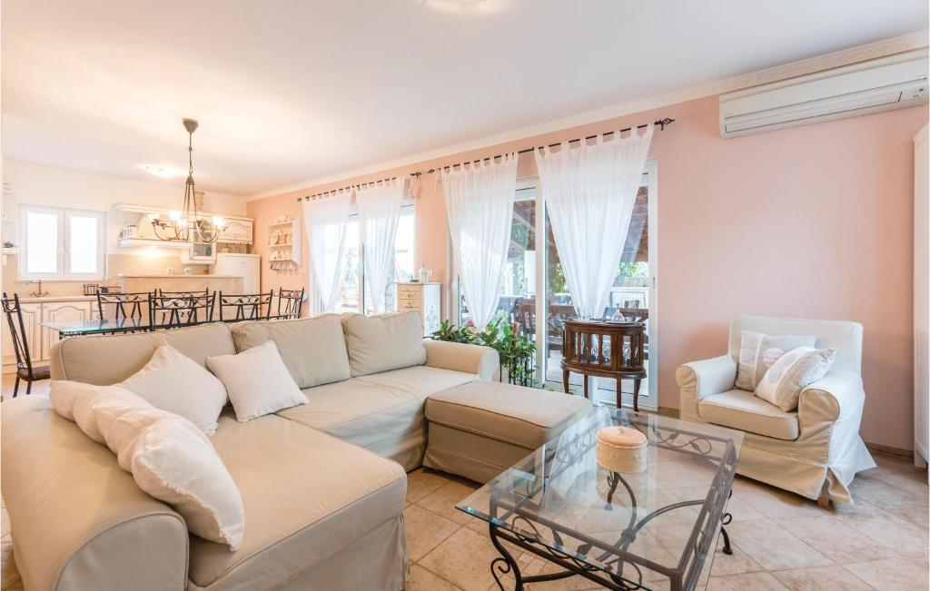 Four-Bedroom Holiday Home In Kastel Novi photo 2
