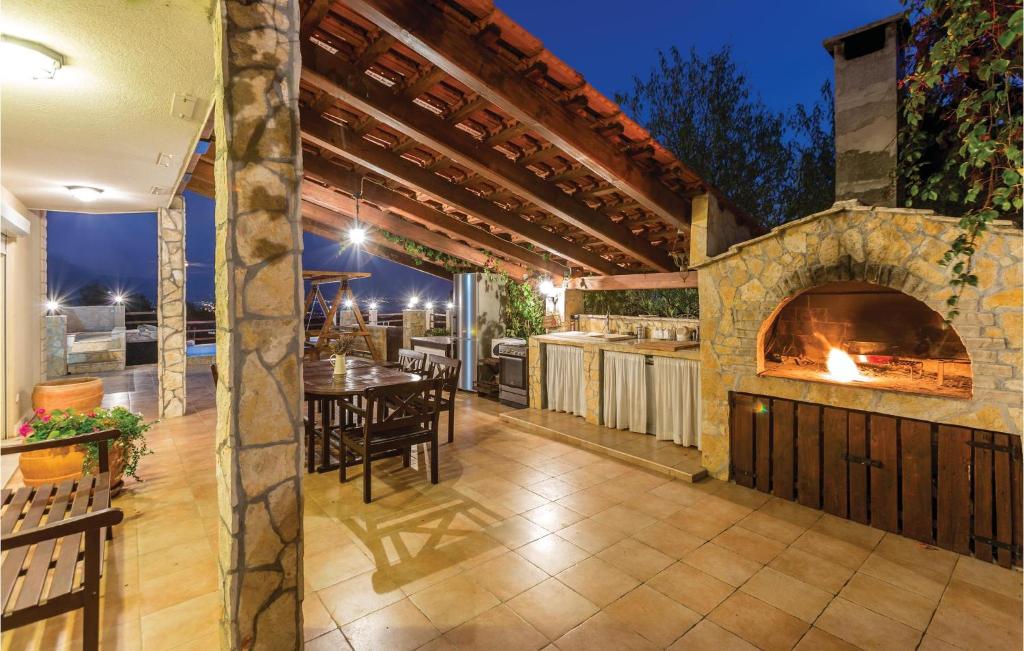 Four-Bedroom Holiday Home In Kastel Novi photo 3