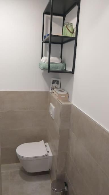 White brick Apartment photo 3
