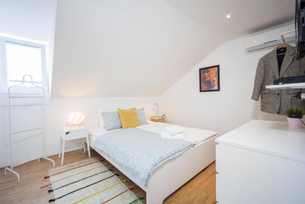 Top-Floor Apartment in Trogir Center — photo 1