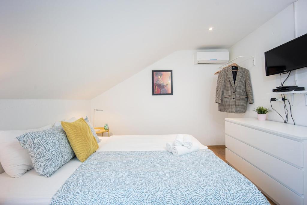 Top-Floor Apartment in Trogir Center photo 2