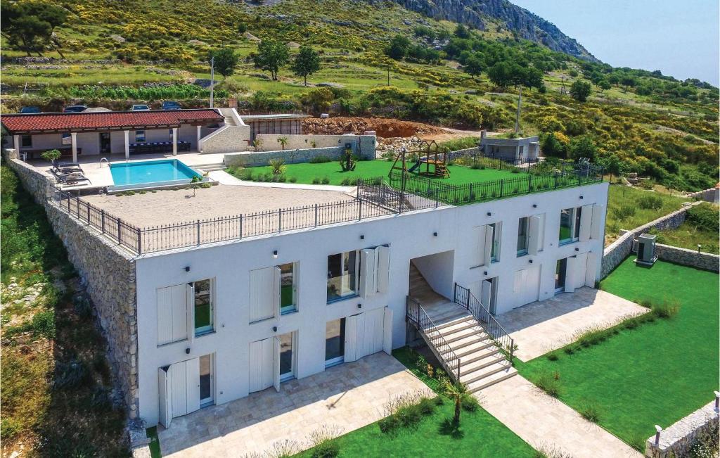 Eight-Bedroom Holiday Home In Podstrana photo 2