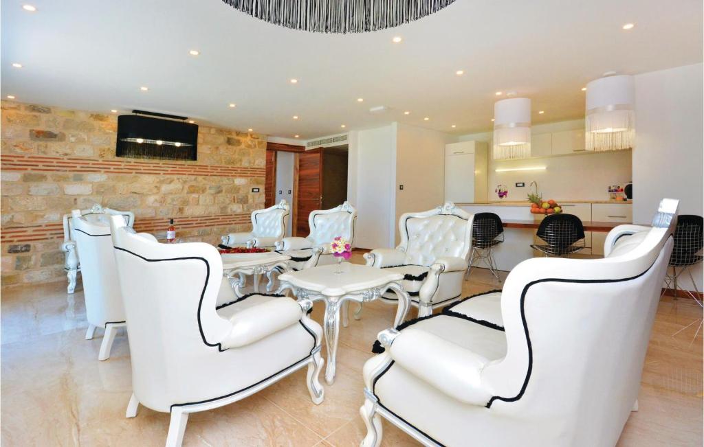 Eight-Bedroom Holiday Home In Podstrana photo 3