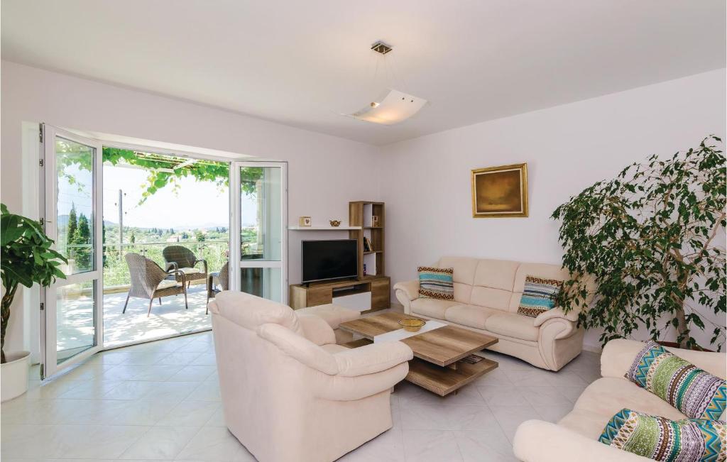 Three-Bedroom Holiday Home In Orasac photo 3