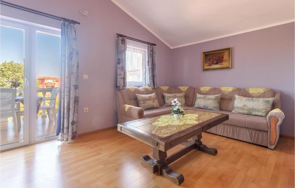 Two-Bedroom Apartment In Peroj photo 3