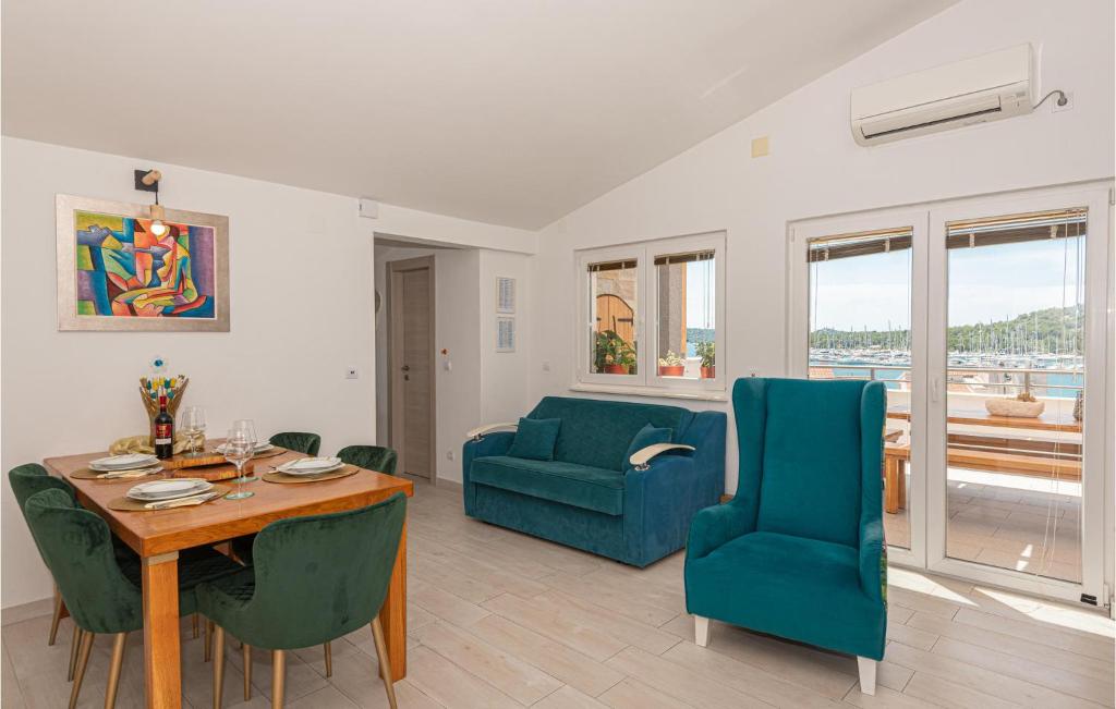 2 Bedroom Lovely Apartment In Rogoznica photo 2