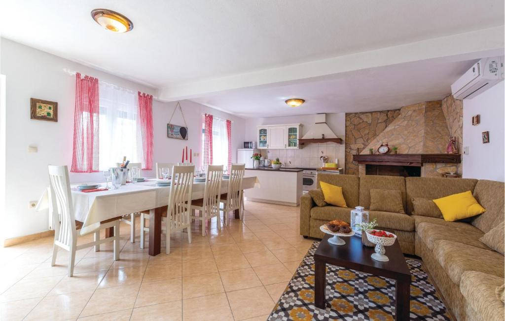 Three-Bedroom Holiday Home In Katuni photo 3