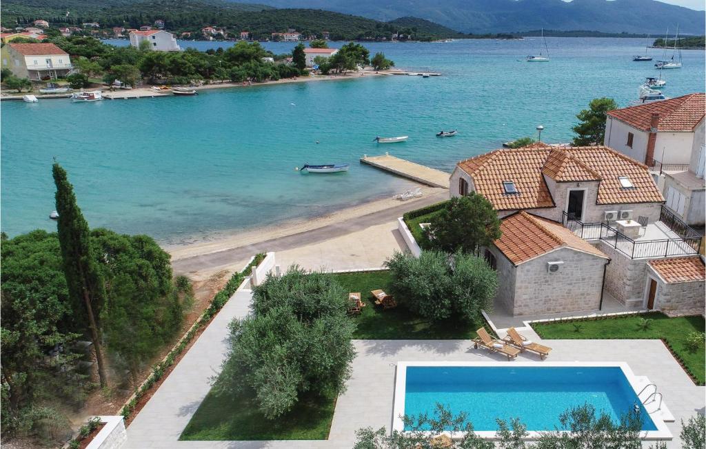 Three-Bedroom Holiday Home In Loviste — photo 1