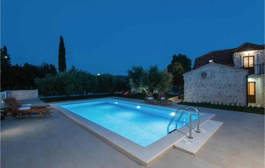 Three-Bedroom Holiday Home In Loviste photo 2
