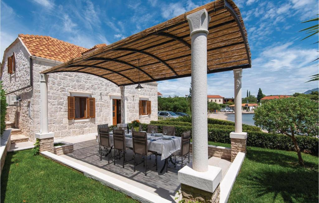 Three-Bedroom Holiday Home In Loviste photo 3