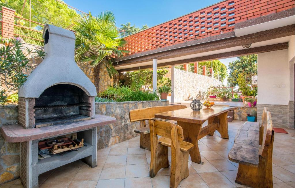 3 Bedroom Nice Apartment In Krk photo 2