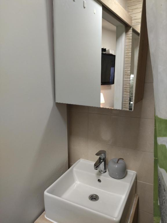Tiny Studio in City Center Stone House photo 3