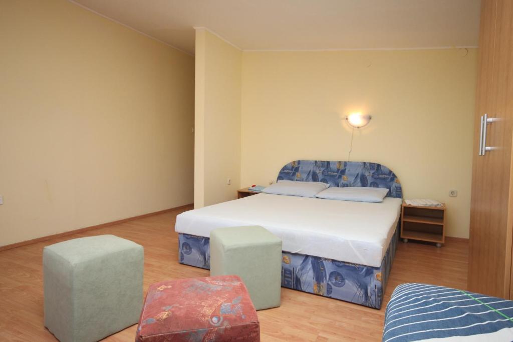 Apartments and rooms with parking space Metajna photo 2