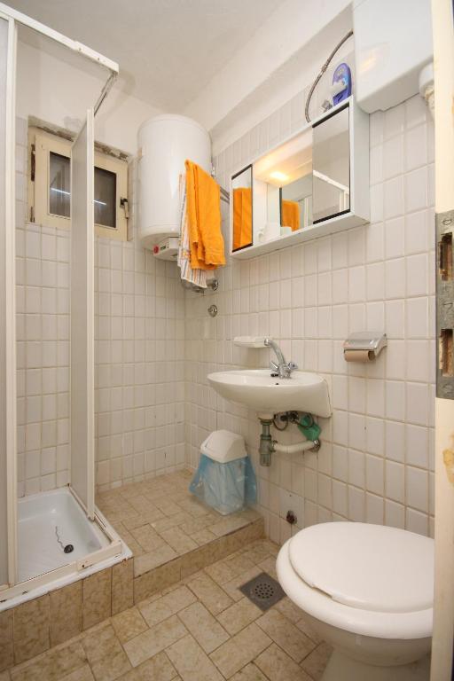 Apartments and rooms with parking space Metajna photo 3