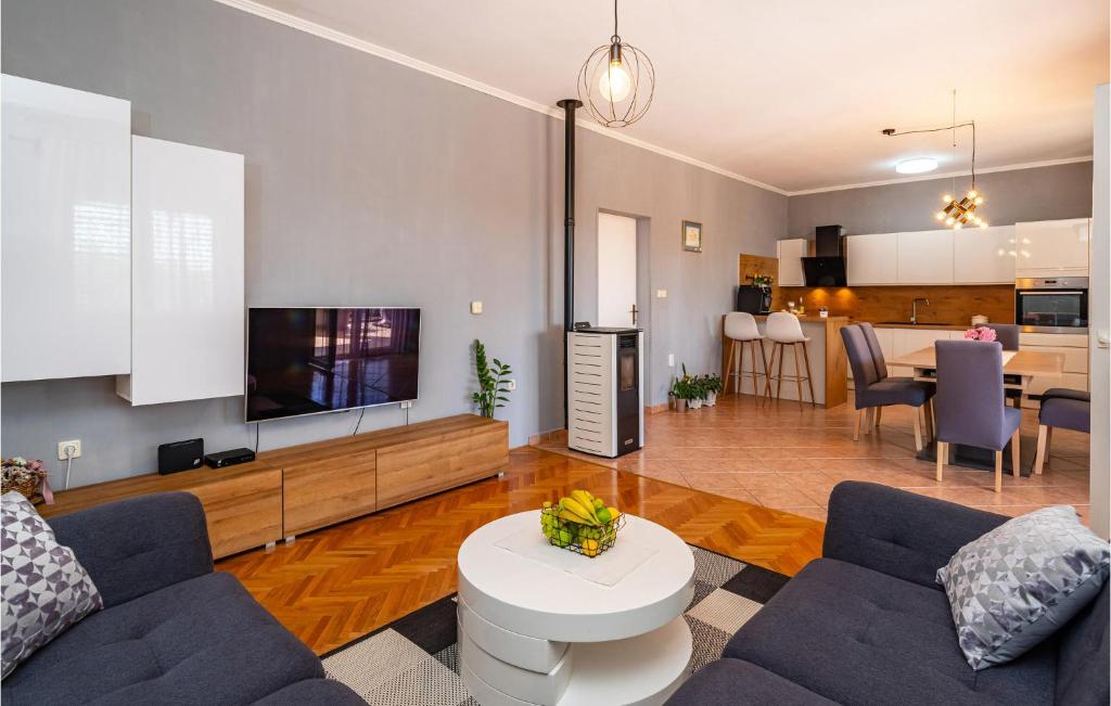 Three-Bedroom Holiday Home In Murvica photo 2