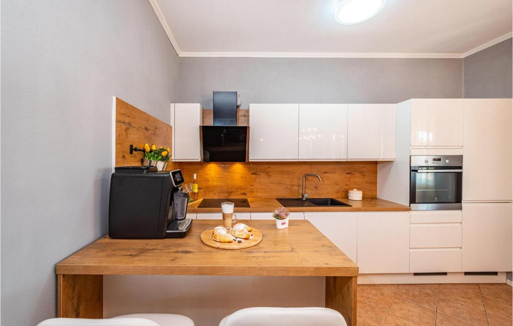 Three-Bedroom Holiday Home In Murvica photo 3