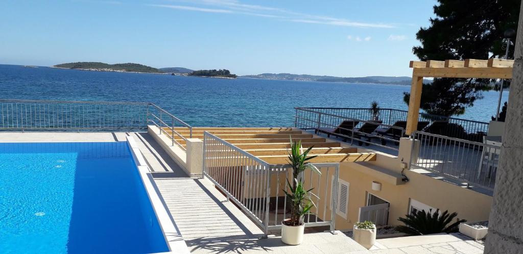 Seaside family friendly house with a swimming pool Orebic — photo 1
