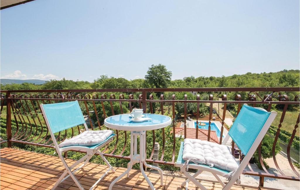 6 Bedroom Pet Friendly Home In Zmijavci photo 2