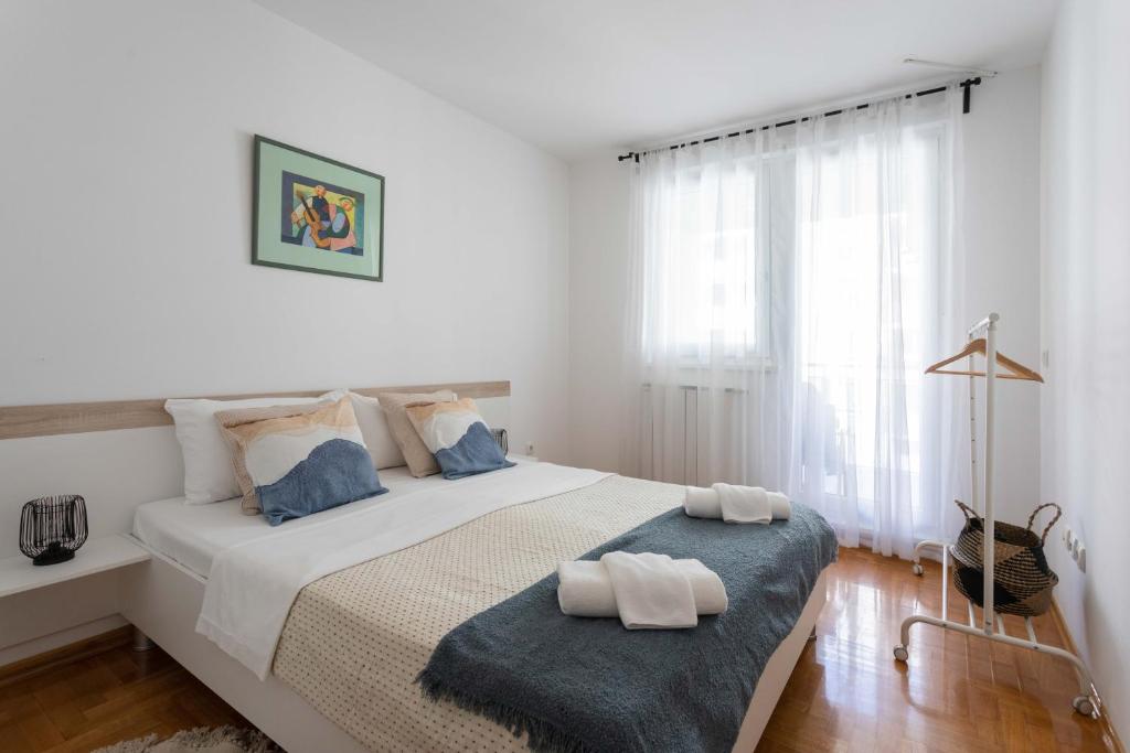 Sunny 1BDR with Balcony & Parking — photo 1