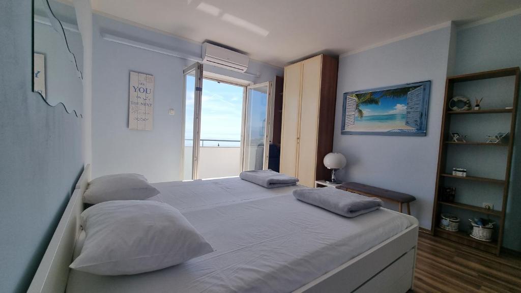 Apartment with direct Sea View photo 2