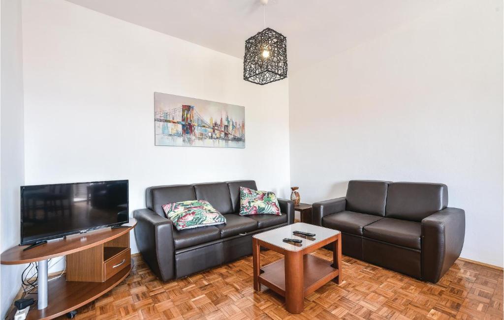 Two-Bedroom Apartment In Svpetar photo 2