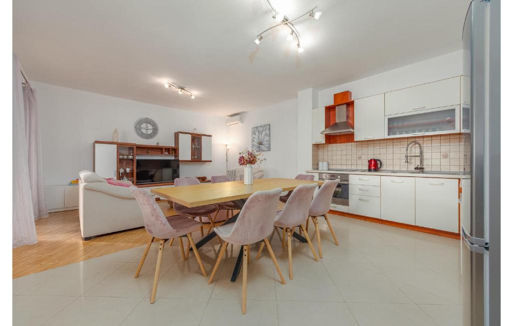 Three-Bedroom Holiday Home In Galovac photo 2