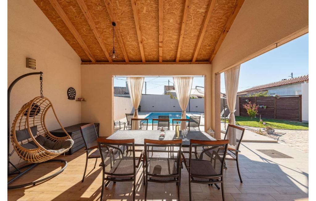 Three-Bedroom Holiday Home In Galovac photo 3