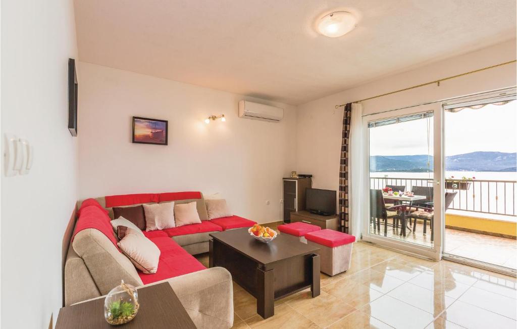 Three-Bedroom Apartment In Komarna — photo 1
