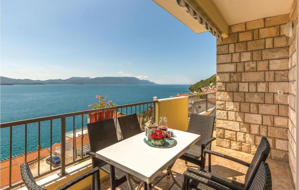 Three-Bedroom Apartment In Komarna photo 2