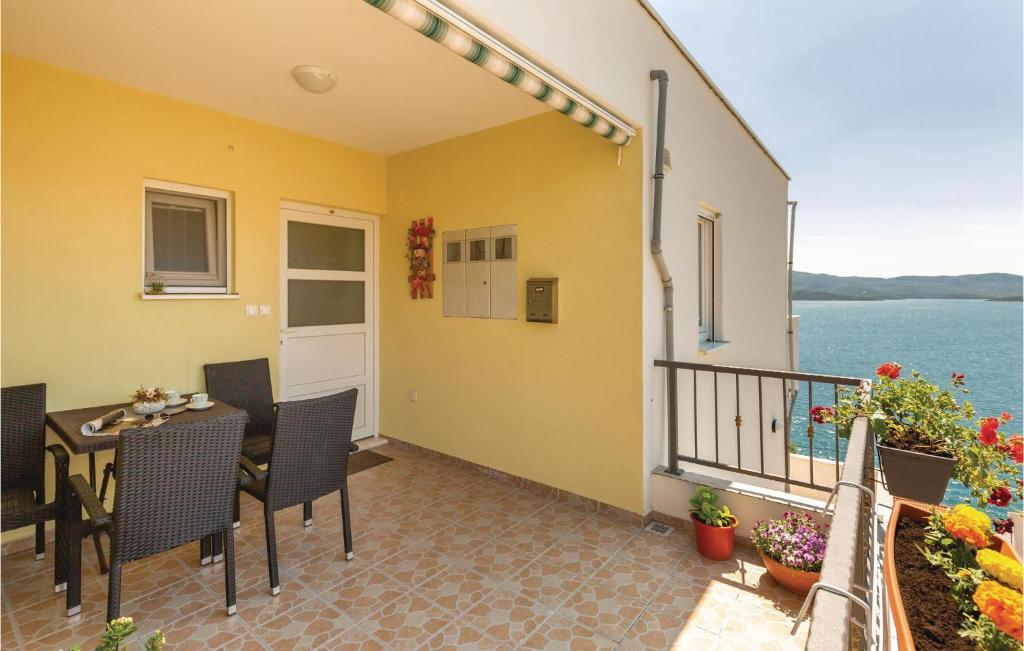 Three-Bedroom Apartment In Komarna photo 3