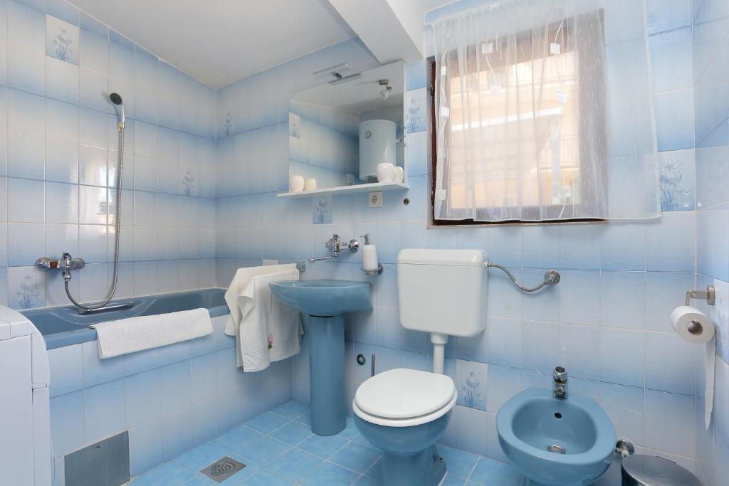 Apartments with parking space Seget Vranjica photo 3