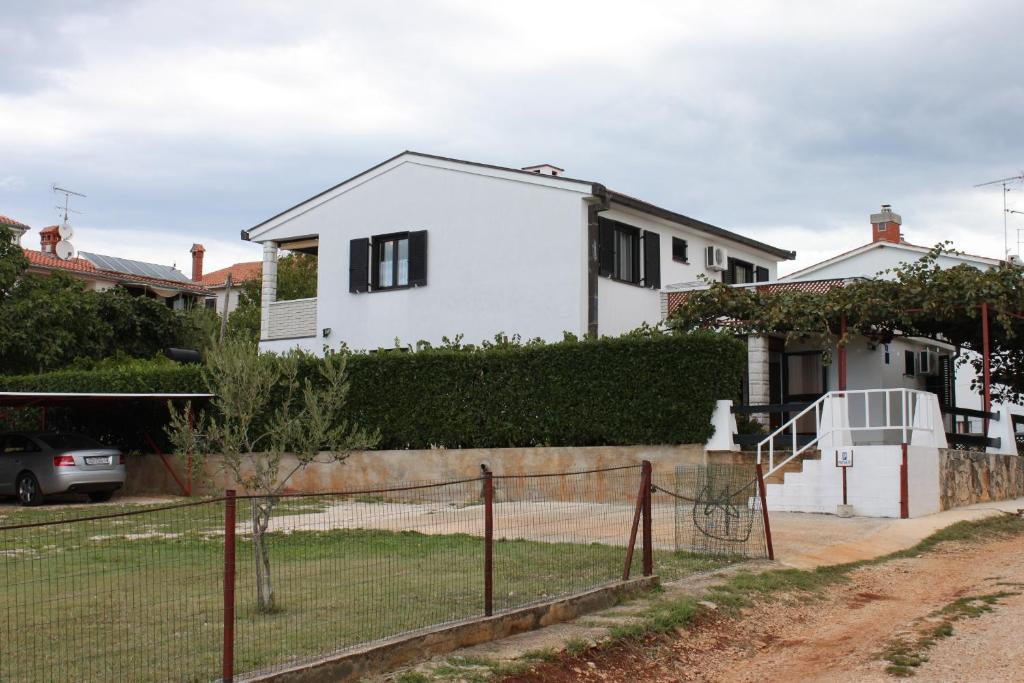 Apartments with a parking space Zambratija — photo 1