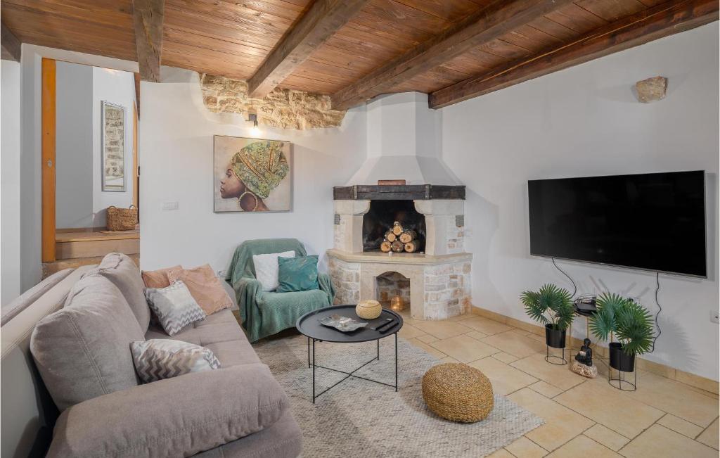 3 Bedroom Lovely Home In Sorici photo 2